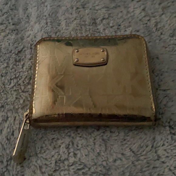 Small Michael Kors gold wallet - Picture 1 of 4